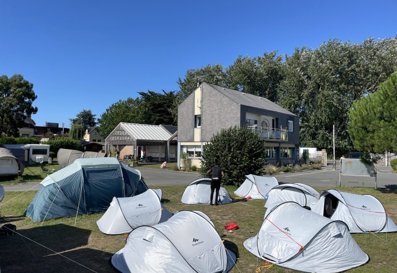 Sanitaires camping, la réception et un groupe